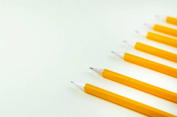 fond jaune avec des crayons simples dispersés chaotiquement. - fall semester photos et images de collection