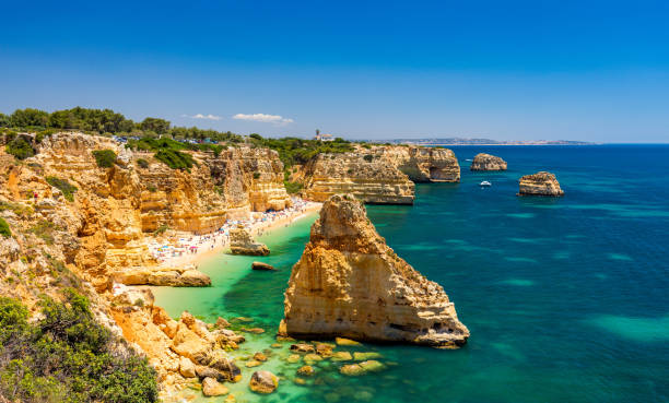 praia da marinha, vacker strand marinha i algarve, portugal. navy beach (praia da marinha), en av de mest kända stränderna i portugal, som ligger på atlant kusten i lagoa kommun, algarve. - lagos bildbanksfoton och bilder