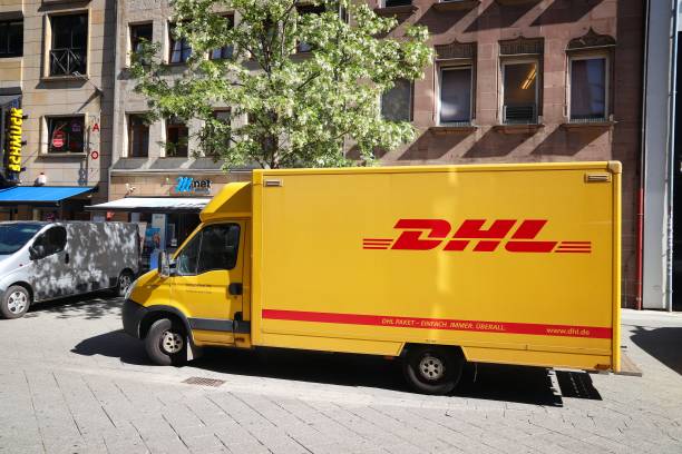 dhl, germany - deutsche post ag package germany occupation imagens e fotografias de stock