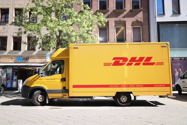 corriere dhl - deutsche post ag package germany occupation foto e immagini stock