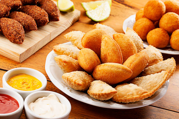 mini húspasztell fa alapon - savory food témájú stock jellegű vizuális alkotások, jogdíjmentes fotók és képek