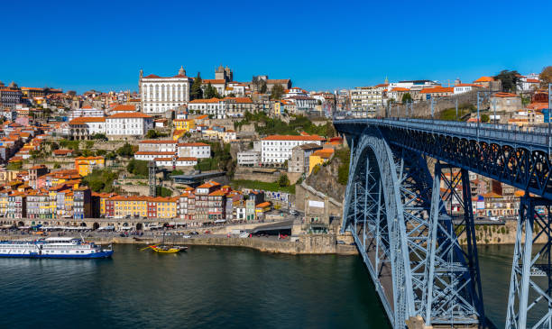 vue panoramique sur l’architecture de quai de la vieille ville de porto sur la rivière duoro à porto, portugal - portugal port wine porto the douro photos et images de collection