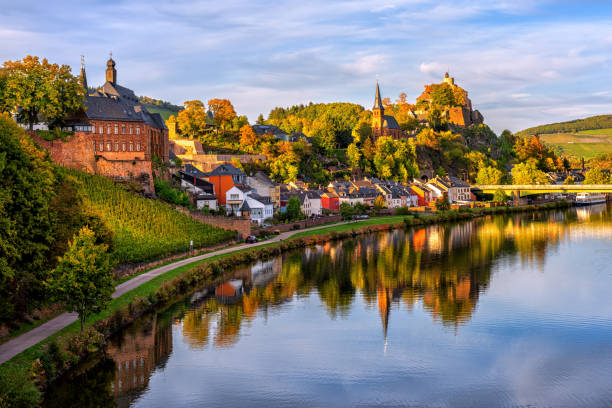 saarburg ザール川渓谷の丘陵にある旧市街、ドイツ - german culture germany vineyard village ストックフォトと画像