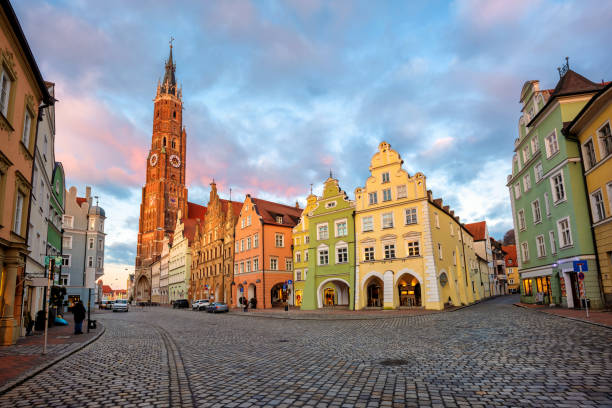 ランツフート旧市街、バイエルン州、ドイツ、伝統的な色とりどりのゴシック様式の中世の家。 - brick european culture facade famous place ストックフォトと画像