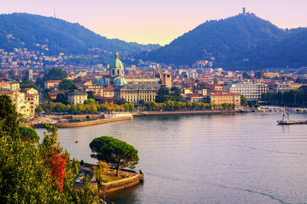 центр города комо на озере комо, италия, в теплом свете заката - lake como water italy sunset стоковые фото и изображения