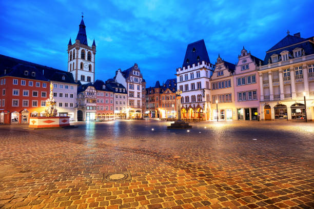 tréveris, alemania, coloridas casas góticas en la plaza del mercado principal del casco antiguo - trier fotografías e imágenes de stock