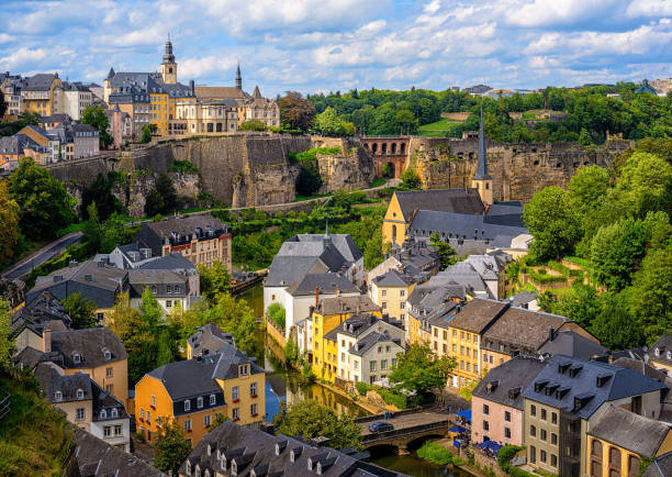 ルクセンブルク市、旧市街とグルンドの景色 - castle district ストックフォトと画像