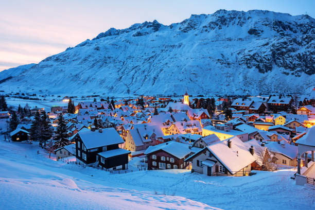 деревня андерматт в горах швейцарских альп, швейцария зимой - village switzerland landscape swiss culture стоковые фото и изображения