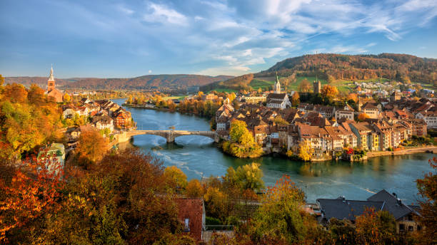 centro histórico de laufenburg en el río rin, suiza-frontera con alemania - alemania fotografías e imágenes de stock