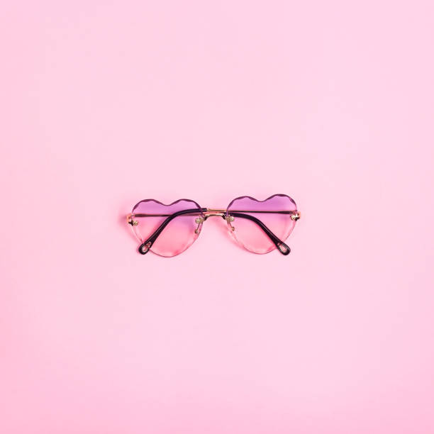 eleganti occhiali da sole per accessori da donna estivi per feste e passeggiate - pink glasses foto e immagini stock