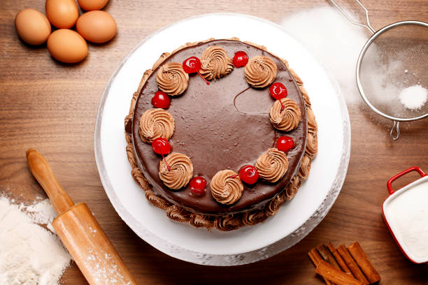 torta al cioccolato con ciliegie o torta al cioccolato con ciliegie su sfondo legno - cake decorations foto e immagini stock