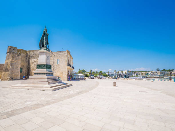 otranto, puglia, italy: a cidade velha de otranto em italy - italy panoramic town square skyline - fotografias e filmes do acervo