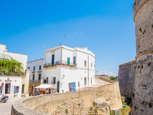 otranto, puglia, italy: a cidade velha de otranto em italy - italy panoramic town square skyline - fotografias e filmes do acervo