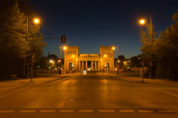 밤에 독일 뮌헨에 있는 prolaeen 건물 - propylaeen 뉴스 사진 이미지