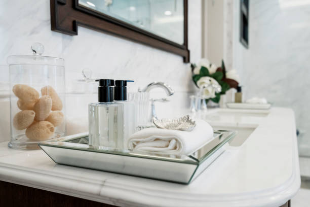 bathroomm にある白い大理石のカウンターに設置された美しいアメニティホテル - シャンプー 写真 ストックフォトと画像