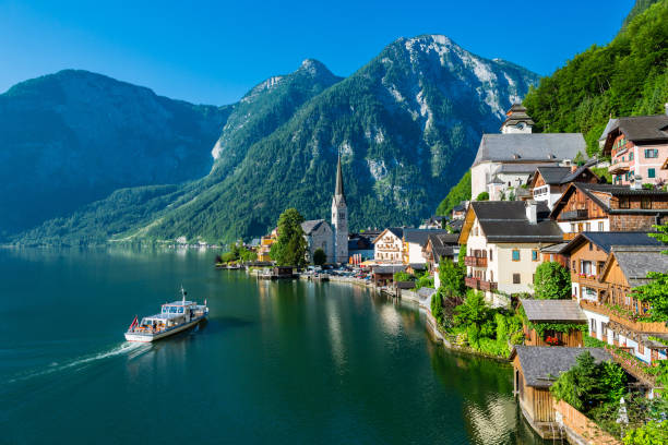 hallstätter dorf und hallstatter see in österreich - clear sky village landscape landscaped stock-fotos und bilder