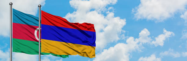 aserbaidschan und armenien-flagge winken im wind gegen weißen wolkenblauen himmel zusammen. diplomatenkonzept, internationale beziehungen. - azerbaijan flag stock-fotos und bilder