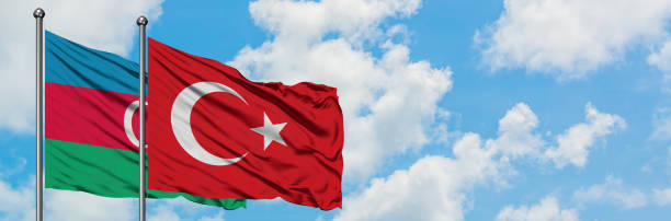 azerbaiyán y turquía bandera ondeando en el viento contra el cielo azul nublado blanco juntos. concepto de diplomacia, relaciones internacionales. - himno nacional turco fotografías e imágenes de stock