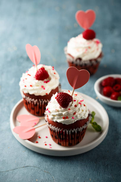 красный бархат кексы - cupcake valentines day cake heart shape стоковые фото и изображения