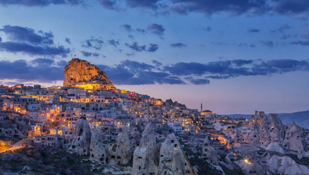 townscape de uchisar, cappadocia, turquia - ponto de referência natural - fotografias e filmes do acervo