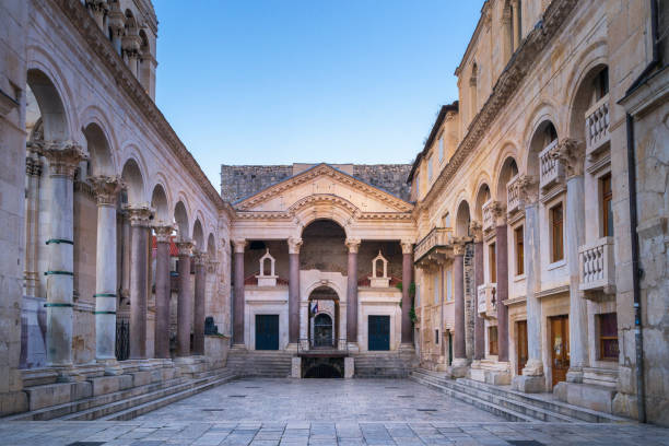 древний диоклетийский дворец в историческом центре сплита - хорватия - middle ages international landmark eastern europe architectural styles стоковые фото и изображения