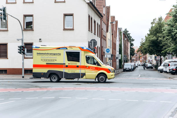 une voiture d’ambulance se déplace le long de la rue de la ville pour le patient. - ambulance healthcare and medicine germany car photos et images de collection