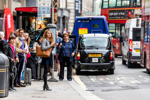 parada de autobús en carretera calle en aldwych con gente joven mujer esperando en la ciudad - british culture elegance london england english culture fotografías e imágenes de stock