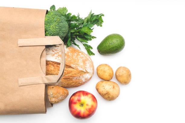sacchetto di carta completo di diversi alimenti per la salute su bianco - paper bag groceries food vegetable foto e immagini stock