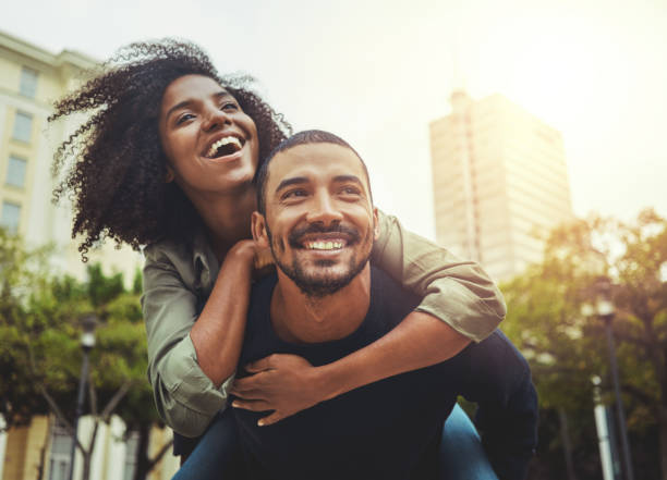 pareja joven en el amor divertirse en la ciudad - final touch fotografías e imágenes de stock