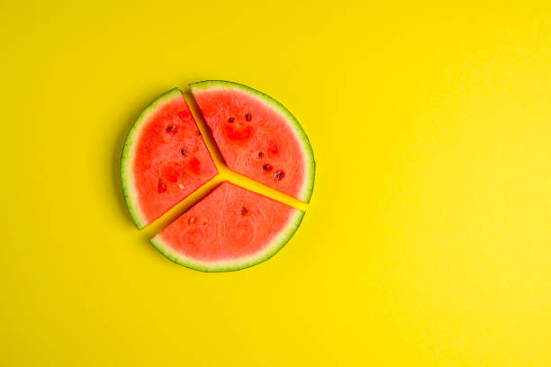 노란 탁자 위에 멜론을 썰어 놓은 것입니다. 평면 레이 이미지 - watermelon fruit food portion 뉴스 사진 이미지