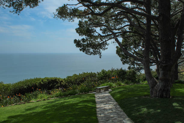 vista das terras da capela de wayfarers, marco histórico, palos verdes, condado de los angeles, califórnia - wayfarers - fotografias e filmes do acervo