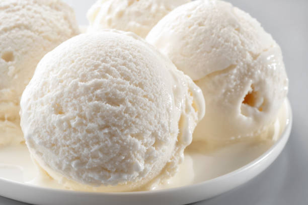 ホワイトプレートマクロのアイスクリームスクープ - バニラアイスクリーム ストックフォトと画像