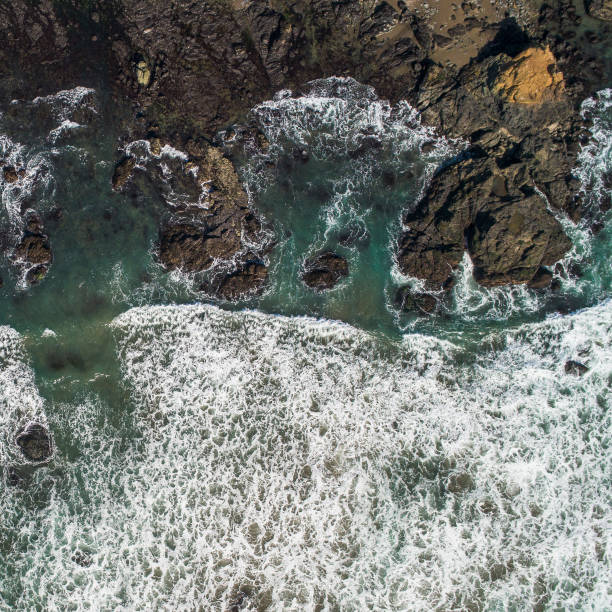 widok z lotu ptaka na surfowanie po klifach i skałach. wybrzeże oceanu spokojnego, kalifornia, stany zjednoczone - san simeon zdjęcia i obrazy z banku zdjęć