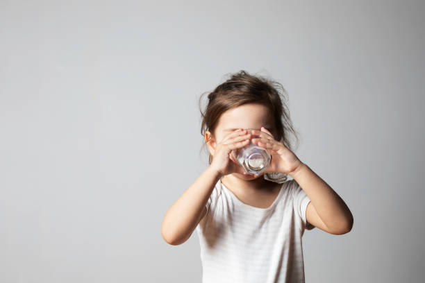 lait pour enfants - milk child drinking little girls photos et images de collection