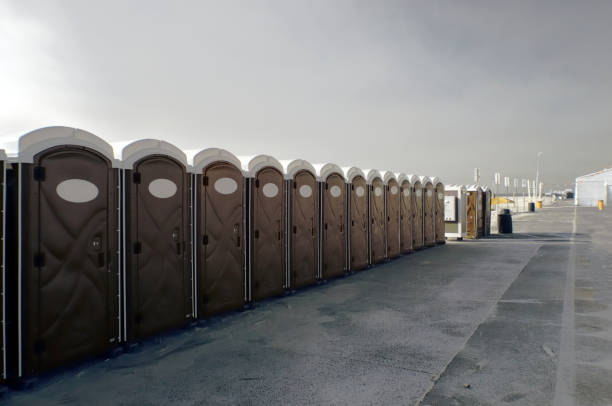 porta-potty array à springfest - porta potty photos et images de collection