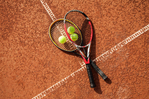 palla da tennis con racchetta in campo - lawn ball circle green foto e immagini stock