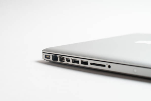Perbedaan Macbook Pro dan Air bisa terlihat dari jumlah port