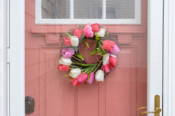 istock Pink door with tulip wreath 1146781779
