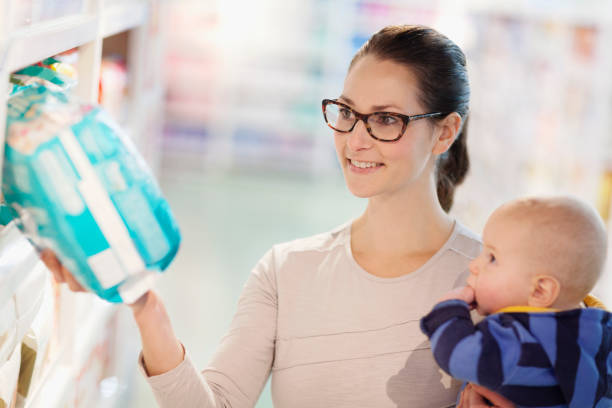 одинокие матери и ребенка покупки в супермаркете - sale relationships loving indoors стоковые фото и изображения