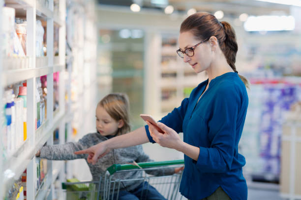 matka z dzieckiem wybierając produkty w supermarkecie - mother superior zdjęcia i obrazy z banku zdjęć