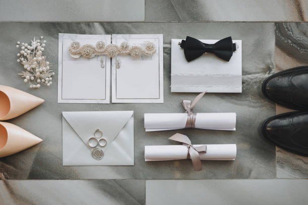 accesorios de novia y novio. zapatos, anillos, bijouterie, pajarita, sobres y rollos se encuentran en el suelo de mármol gris. preparación de la boda. - table wedding flower bow fotografías e imágenes de stock