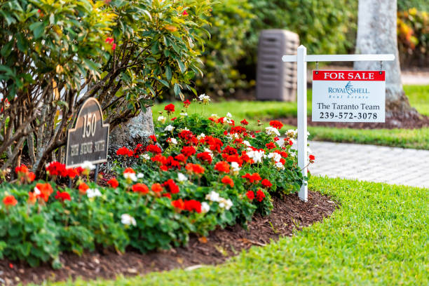 centro de la ciudad de florida beach city y en venta signo de bienes raíces - florida naples florida house residential structure fotografías e imágenes de stock