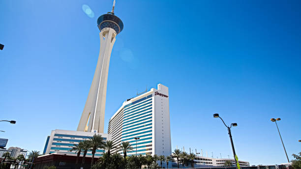 stratosphere las vegas em las vegas. - stratosphere - fotografias e filmes do acervo