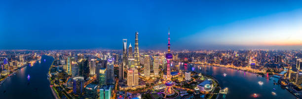 luftbild-panoramablick auf die skyline der stadt shanghai bei einbruch der dunkelheit - shanghai skyline night urban scene stock-fotos und bilder