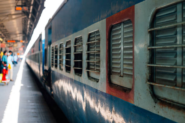 estação de comboio, trem velho em india - business speed horizontal commercial land vehicle - fotografias e filmes do acervo