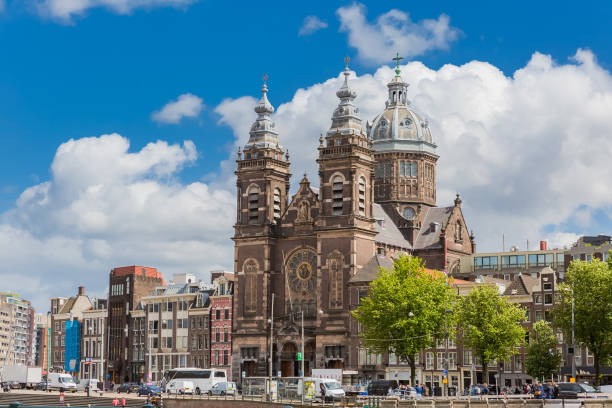 sint nicolaaskerk in amsterdam - sint nicolaaskerk amsterdam stockfoto's en -beelden