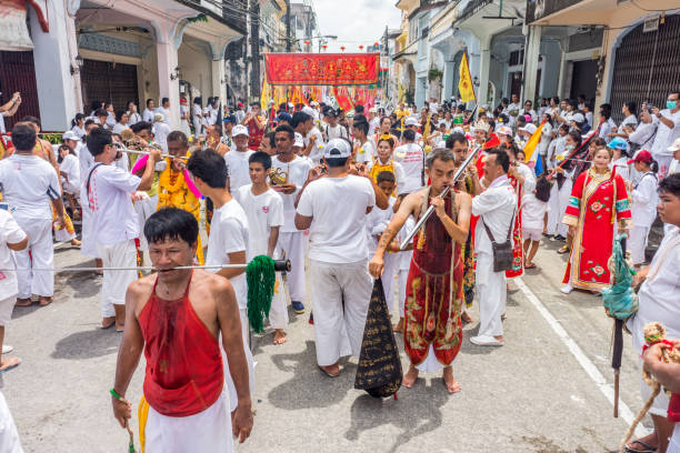 los parades de masong caminan desde un ahm hasta la ciudad de takua pa en un festival vegetariano - flagellation fotografías e imágenes de stock