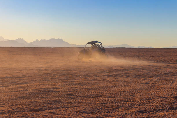 safari-reise durch die ägyptische wüste mit dem auto - 4x4 off road vehicle car land vehicle stock-fotos und bilder