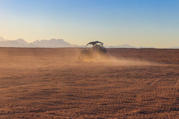 safari viagem através do deserto egípcio dirigindo carros de buggy - corrida de carro rally - fotografias e filmes do acervo