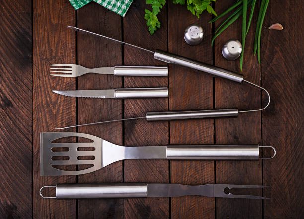 barbecue tools on wooden table. flat lay, top view - utensílio de cozinha imagens e fotografias de stock